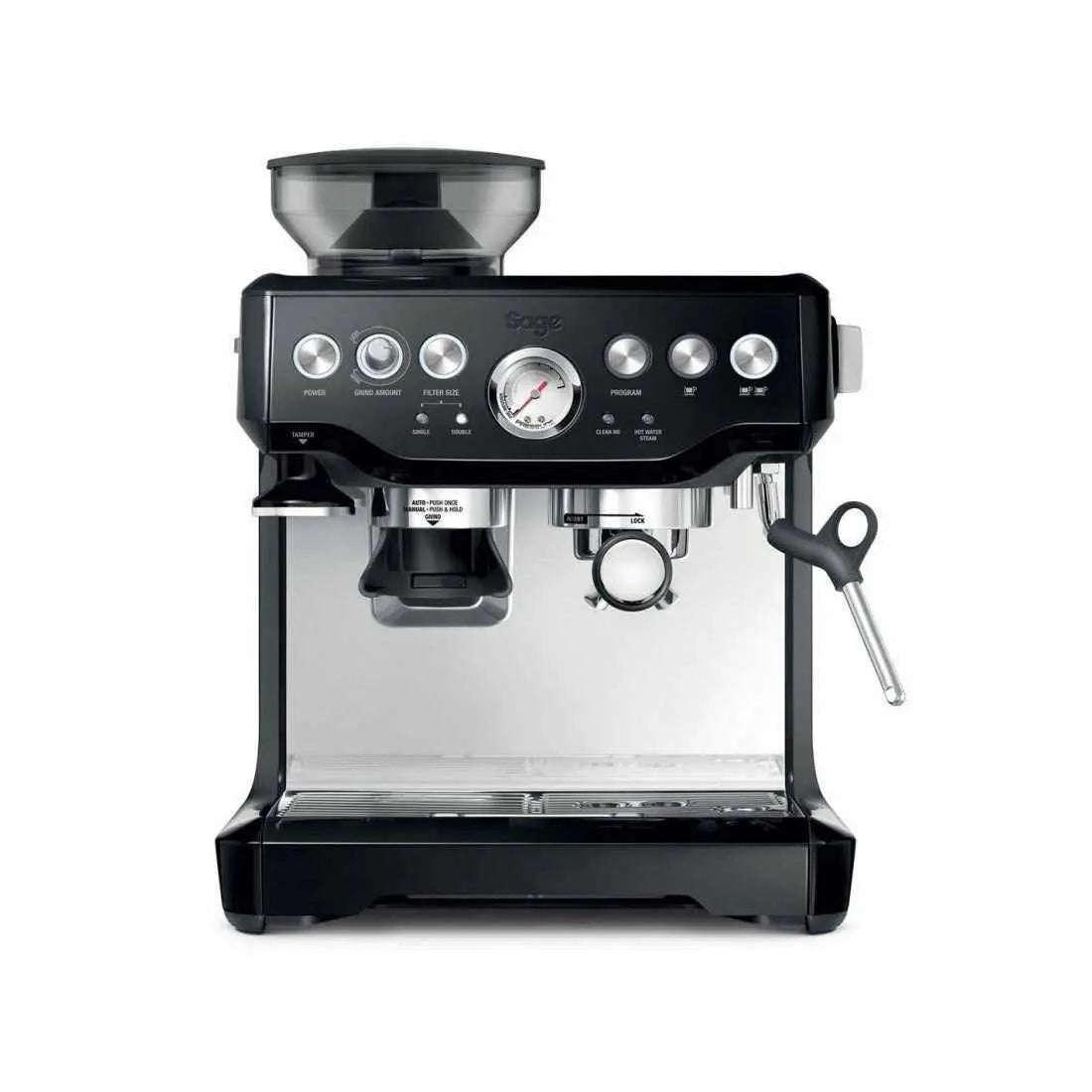 Sage Barista Express melna espressomachine priekšpuses skats uz balta fona.
