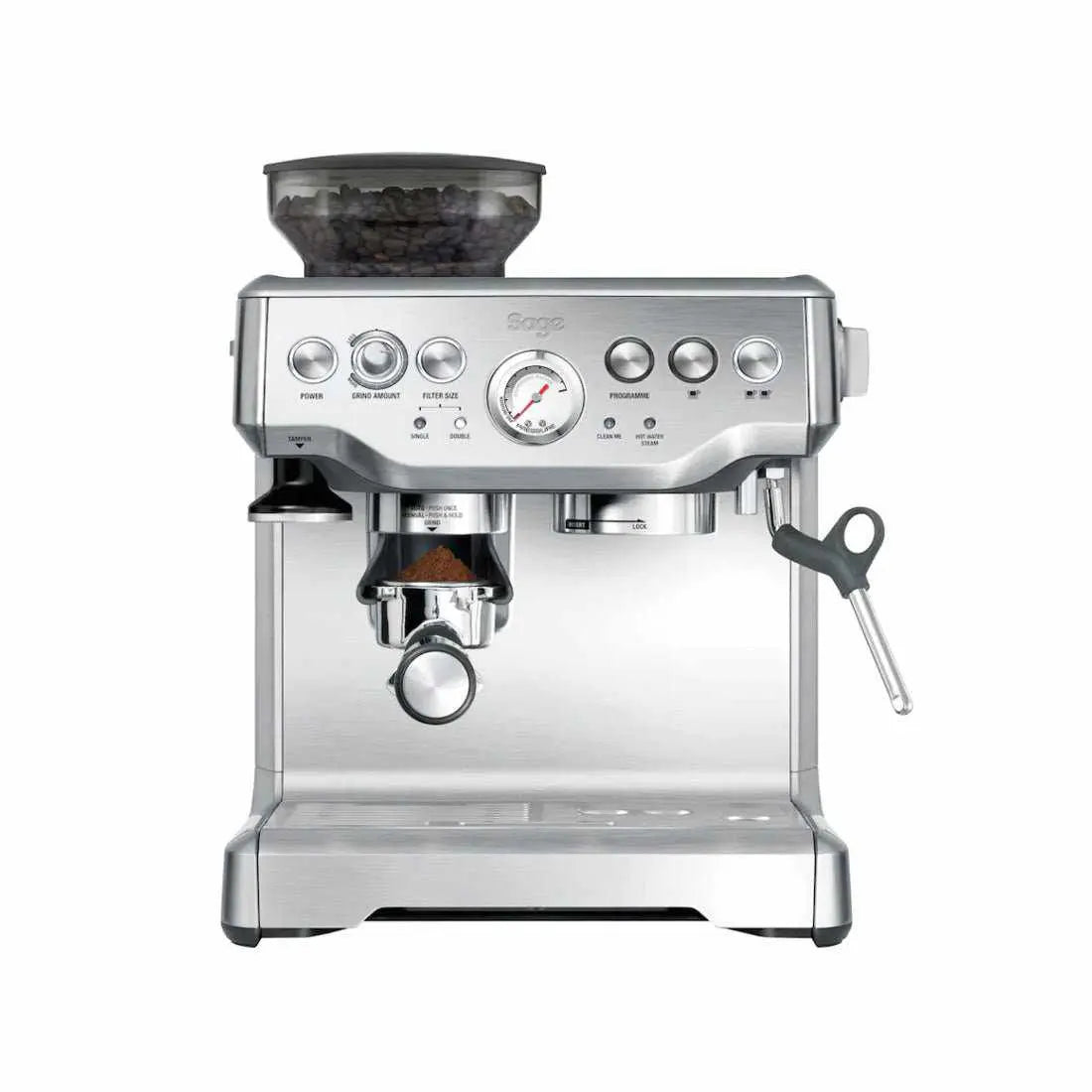 Sage Barista Express espresso automāts no nerūsējošā tērauda ar integrētām dzirnaviņām, redzams no priekšpuses.