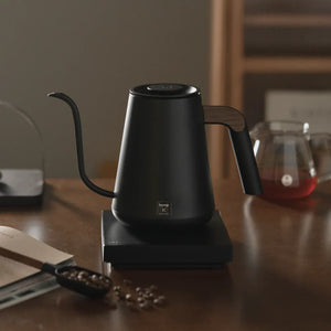 Melna elektrisk ūdensvārāmā ar šauru snīpi un koka rokturi baristiem un filtrētās kafijas piederumiem no Timemore, viss par kafiju.