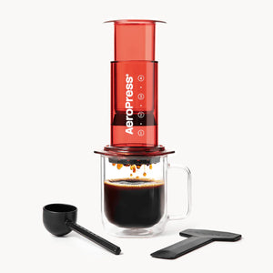 Caurspīdīgs sarkans AeroPress