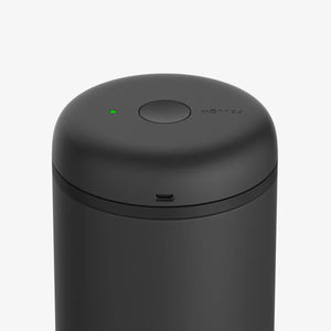 Matēti melna elektriskā vakuuma uzglabāšanas kanna kafijai ar LED indikatoru, daļa no Fellow, Uzglabāšana, Jaunākās ziņas, viss par kafiju.