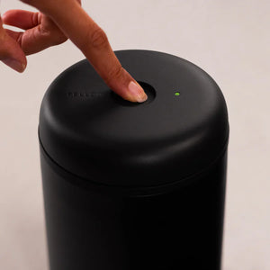 Melna elektrisk vakuuma tvertne kafijas uzglabāšanai ar pogu un LED indikatoru, daļa no Fellow, EspressoGear, Uzglabāšana, Jaunākās ziņas, viss par kafiju.