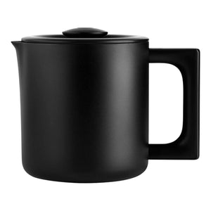 Melna izolēta kafijas kanna ar stilīgu dizainu un praktisku rokturi, daļa no Fellow, EspressoGear, viss par kafiju.