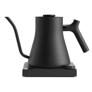 Melna elektriskā ūdenskanna ar šauru gulbja kakla formu un vadības pogu, daļa no Ūdenskannas, EspressoGear, viss par kafiju.
