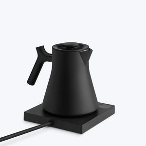 Matēti melns ūdens vārītājs ar ergonomisku rokturi uz sildīšanas plāksnes, daļa no Fellow, EspressoGear, viss par kafiju