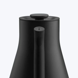 Matts melns ūdensvārītājs ar stilīgu dizainu un ergonomisku rokturi, daļa no Fellow, EspressoGear, viss par kafiju