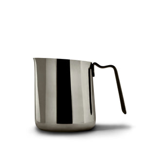 Spīdīga nerūsējošā tērauda piena kanna ar ergonomisku rokturi, ideāli piemērota latte art, espresso piederumiem, viss par kafiju.