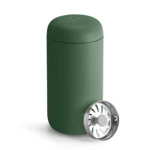 Izolēta atkārtoti lietojama kafijas krūze zaļā krāsā ar noņemamu filtru, daļa no Take away un EspressoGear, viss par kafiju.
