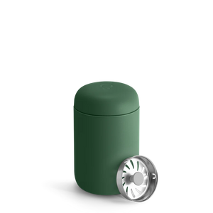 Zaļa izolēta kafijas krūze ar noņemamu vāku un filtru, daļa no Take away un EspressoGear, viss par kafiju.