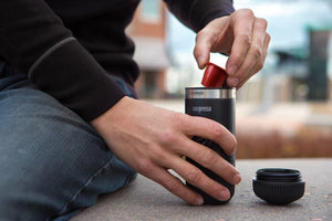 Pārnēsājams melns kapsulu adapters Nespresso OriginalLine, savienots ar Nanopresso, no Senaste nytt un Barista Espresso.