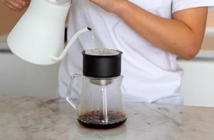 Stikla servēšanas kanna ar stilīgu dizainu precīzai pagatavošanai, baristas piederumi, jaunākās ziņas, viss par kafiju.