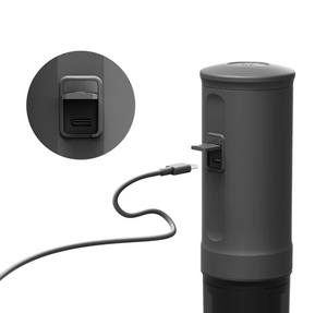 Pārnēsājams tumši pelēkas krāsas espresso automāts ar USB uzlādi, daļa no pārnēsājamām kafijas automātiem un aprīkojuma.