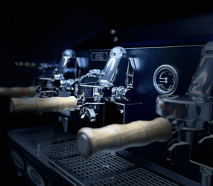 La Nuova Era Altea Anniversario 2 - grupu Komerciāla espressomachine - Barista un Espresso