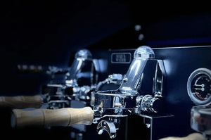 La Nuova Era Altea Anniversario 2 - grupu Komerciāla espressomachine - Barista un Espresso