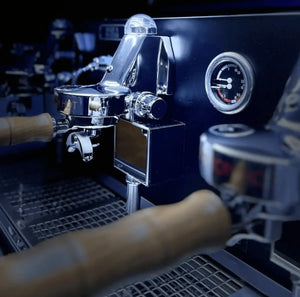 La Nuova Era Altea Anniversario 2 - grupu Komerciāla espressomachine - Barista un Espresso